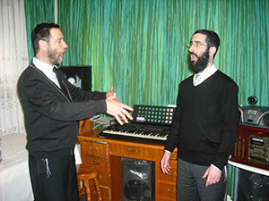 Chazan Braun teaching the correct techniques to using ones voice